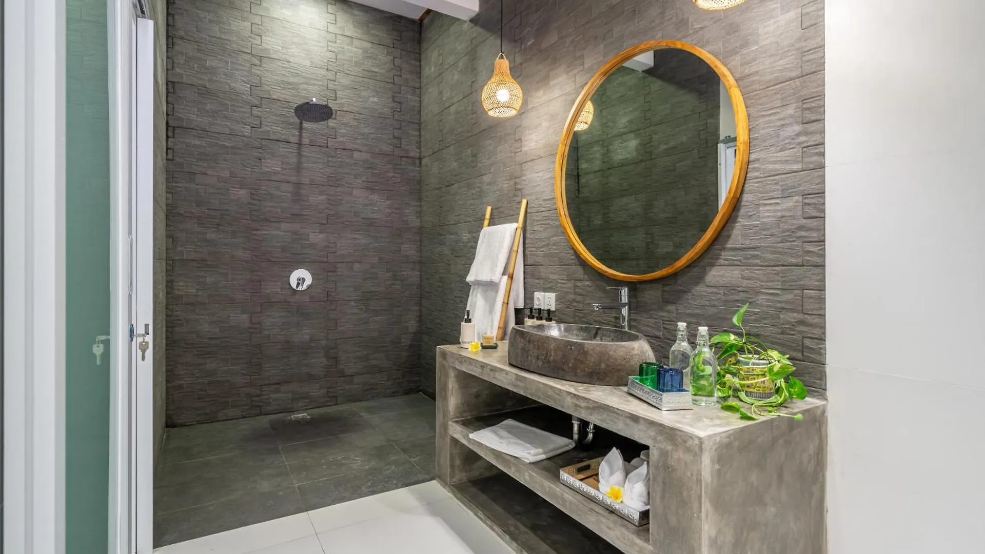 The Hepburn Stylish Single Room Guesthouse With Shared Pool 900M From Seminyak Beach Pensión