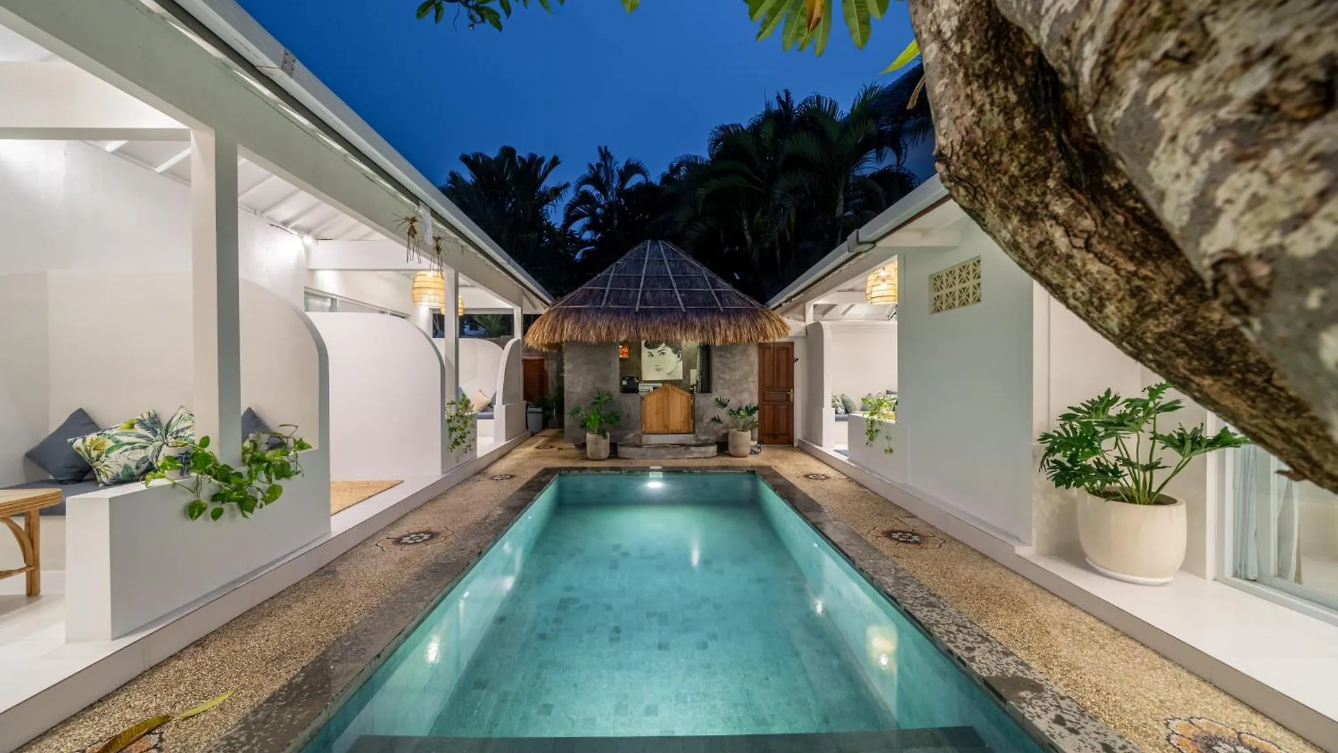 Pensión The Hepburn Stylish Single Room Guesthouse With Shared Pool 900M From Seminyak Beach Indonesia