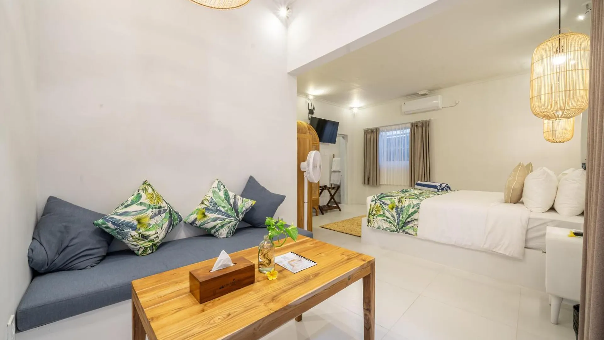 The Hepburn Stylish Single Room Guesthouse With Shared Pool 900M From Seminyak Beach Indonesia