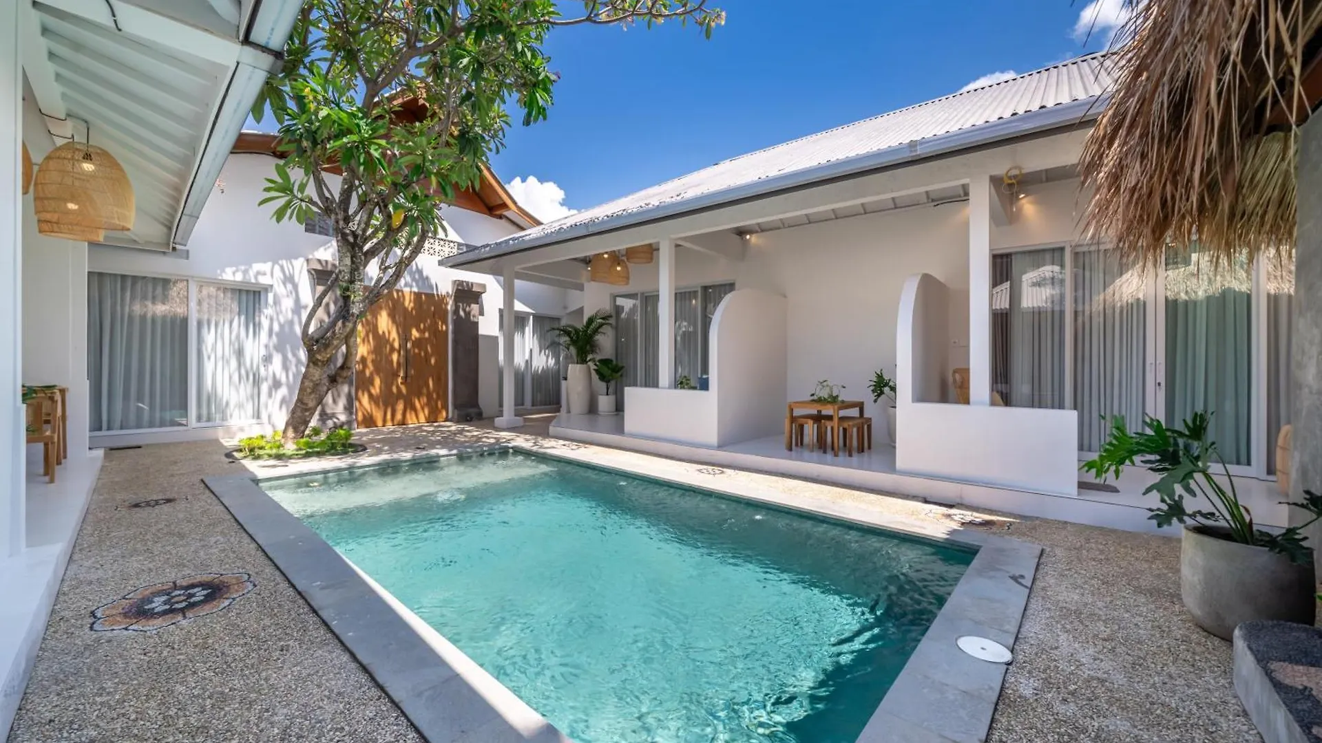 Pensión The Hepburn Stylish Single Room Guesthouse With Shared Pool 900M From Seminyak Beach Indonesia
