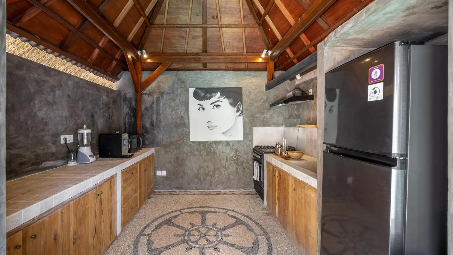 The Hepburn Stylish Single Room Guesthouse With Shared Pool 900M From Seminyak Beach Pensión