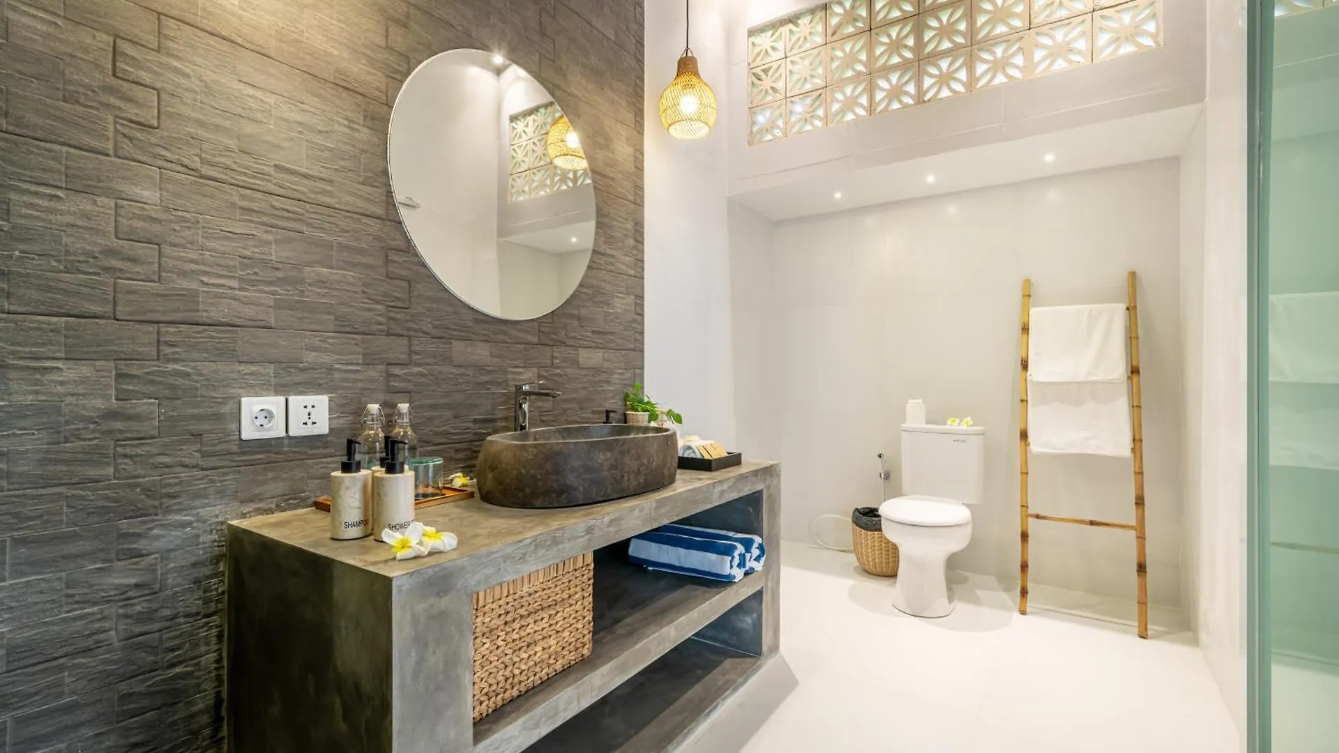 The Hepburn Stylish Single Room Guesthouse With Shared Pool 900M From Seminyak Beach Pensión