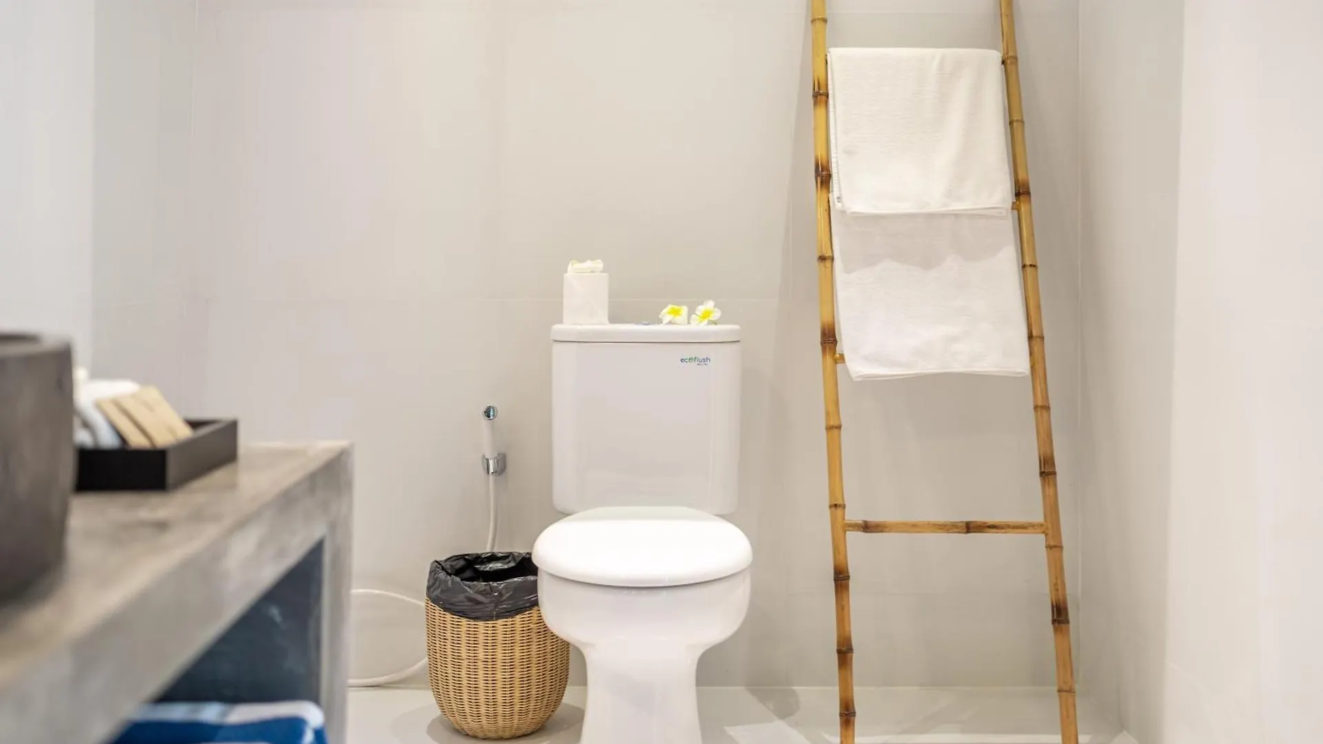 Pensión The Hepburn Stylish Single Room Guesthouse With Shared Pool 900M From Seminyak Beach Indonesia