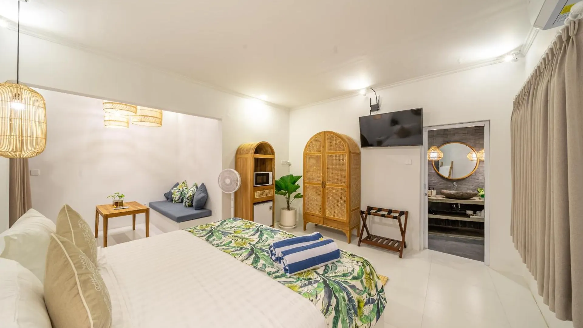 The Hepburn Stylish Single Room Guesthouse With Shared Pool 900M From Seminyak Beach Penzion