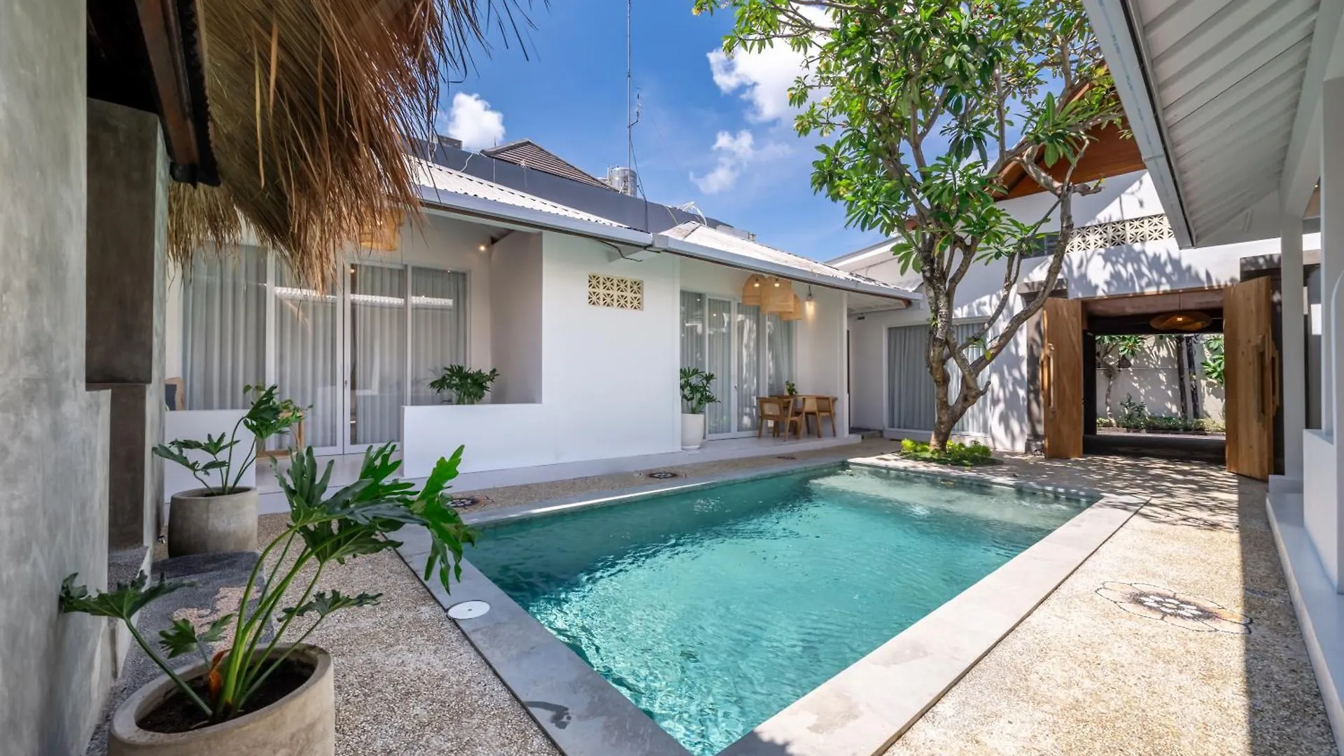 The Hepburn Stylish Single Room Guesthouse With Shared Pool 900M From Seminyak Beach